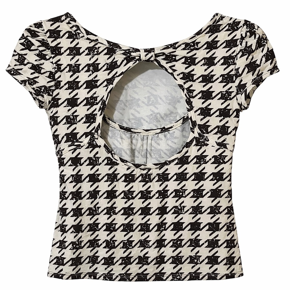 Almost Famous Black and White Houndstooth Short Sleeve Scoop-Back Top